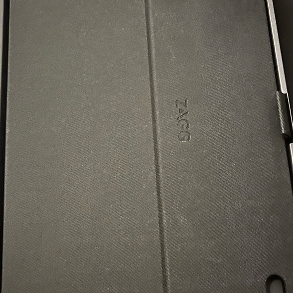 ZAGG KeyBoard Case.    Ipad Air 3rd Gen & iPad Pro.   Open Box.  Never Used - Picture 3 of 3